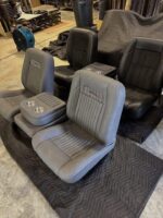 Bucket seats with flip down console - Image 4